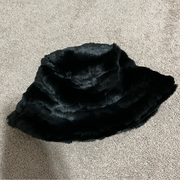 Black furry bucket hat - Picture 3 of 4